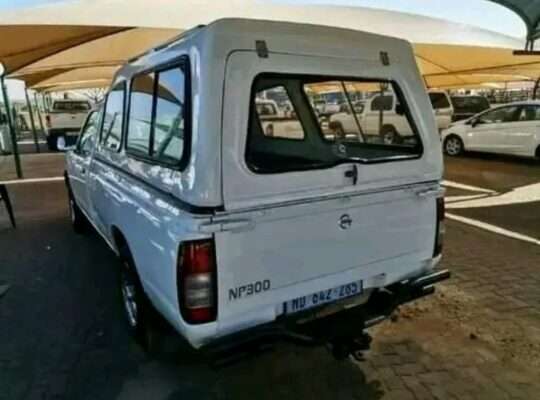 Nissan np 300