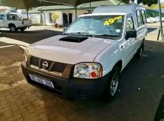 Nissan np 300