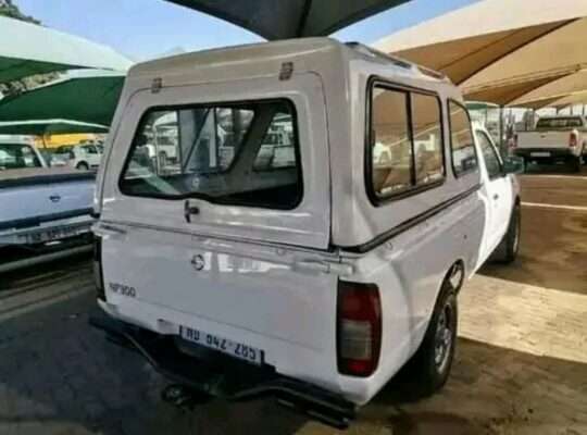 Nissan np 300